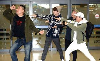 搞笑的pose,笑出腹肌的瞬间